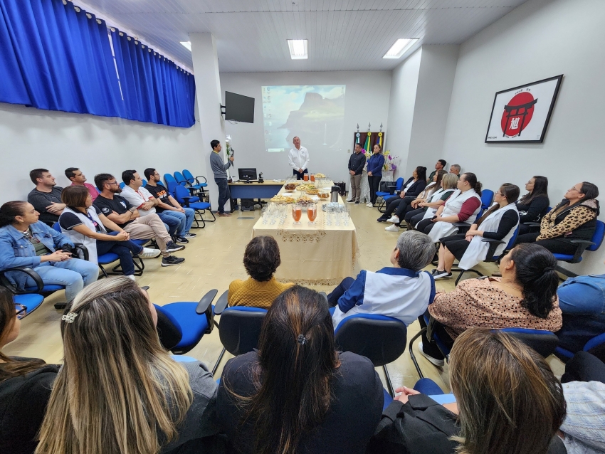 ASSAÍ - PREFEITO TUTI BOMTEMPO AGRADECE A DIRETORES E COORDENADORES DAS ESCOLAS PELO SUCESSO DO DESFILE DE 1º DE MAIO E ANUNCIA CONCURSO “ALUNO NOTA 10