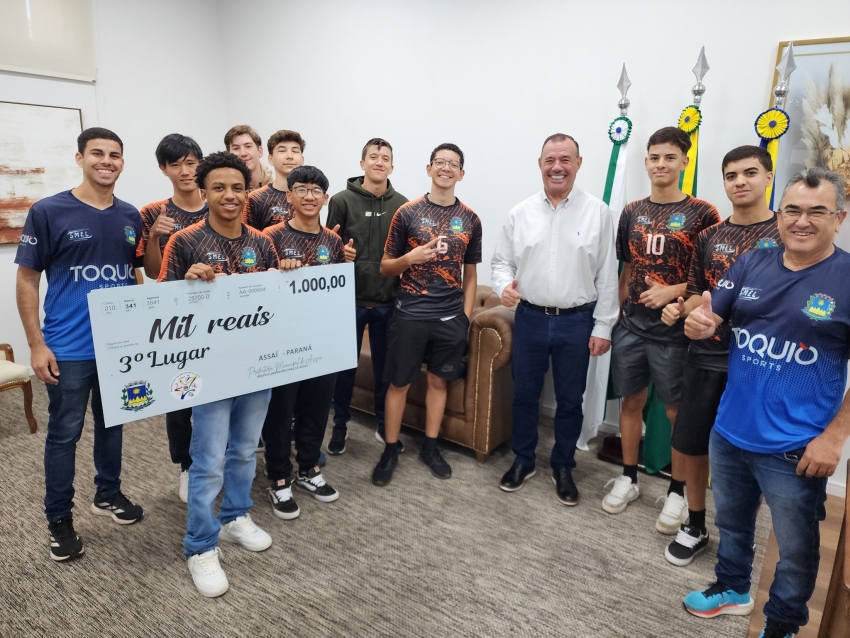 PREFEITO TUTI ENTREGA PREMIAÇÃO À EQUIPE DE BASQUETE DE ASSAÍ, DESTAQUE NOS JOGOS DA JUVENTUDE DO PARANÁ
