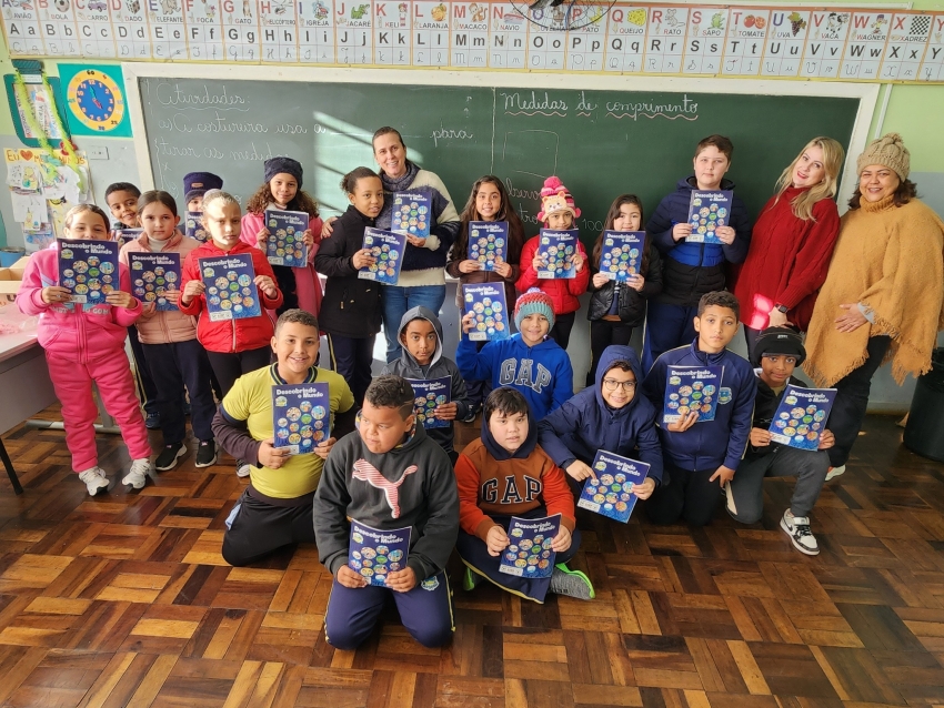 ALUNOS DE ASSAÍ RECEBEM MATERIAL PEDAGÓGICO PARA O CONCURSO AGRINHO 2025