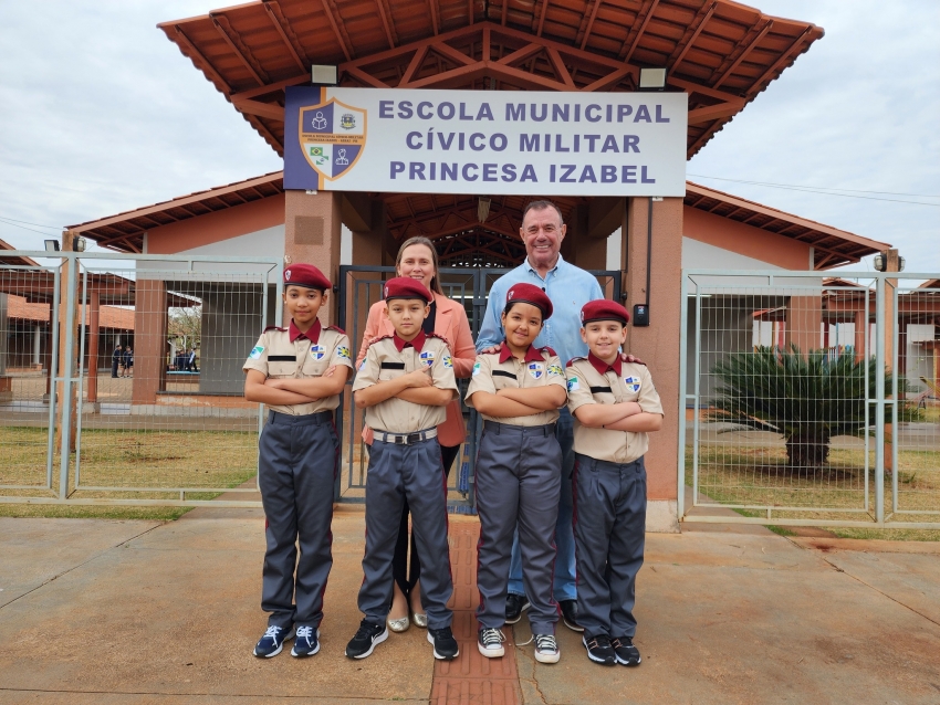 ASSAÍ - ALUNOS DA ESCOLA CÍVICO-MILITAR PRINCESA IZABEL RECEBEM UNIFORME DE GALA