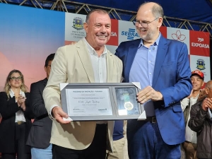 ASSAÍ - PREFEITO TUTI RECEBE COMENDA MECENAS DA INOVAÇÃO DO PARANÁ DURANTE A EXPOASA