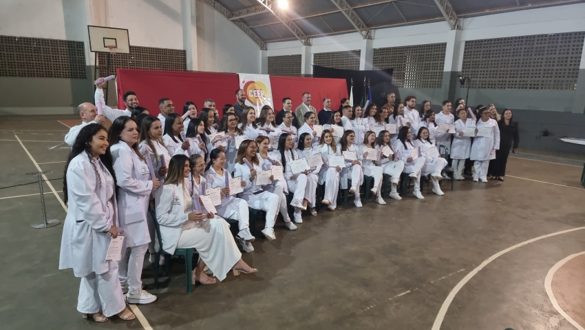 ASSAÍ - ATRAVÉS DO PROJETO DE ESTÁGIOS DO MUNICÍPIO, PREFEITO TUTI BOMTEMPO CERTIFICA ALUNOS DO 3° SEMESTRE DO CURSO TÉCNICO DE ENFERMAGEM DO CEEP