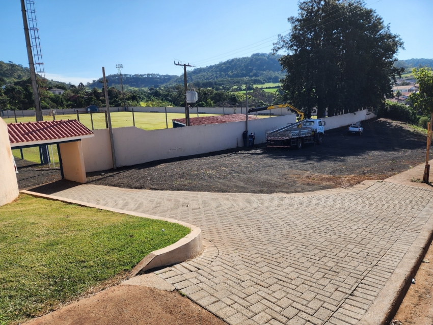 ASSAÍ - ESTÁDIO MUNICIPAL RECEBE MELHORIAS NA ILUMINAÇÃO