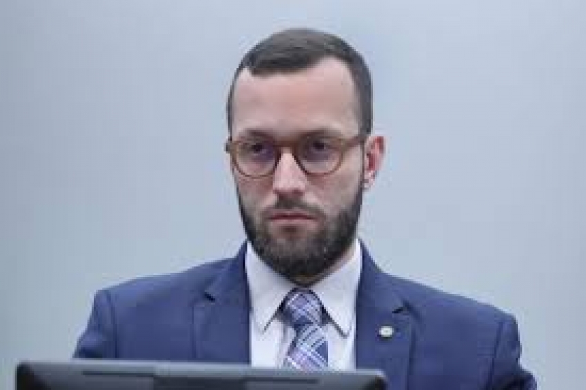 Filipe Barros teria usado verba da Câmara para ir aos EUA articular sanções contra Moraes